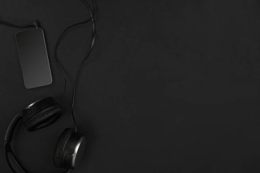 Bir arka plan üzerinde siyah nesne.