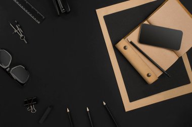 Office Masaüstü arka plan üzerinde siyah çeşitli nesnelerle