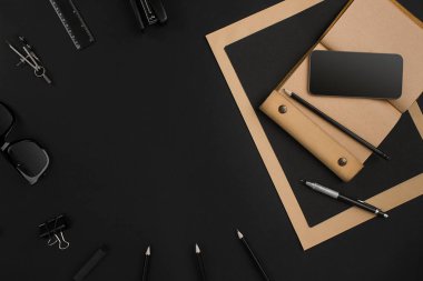 Office Masaüstü arka plan üzerinde siyah çeşitli nesnelerle