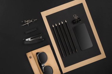 Siyah arka plan üzerine Office öğeleri