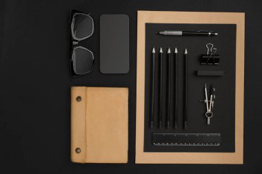 Office Masaüstü arka plan üzerinde siyah çeşitli nesnelerle