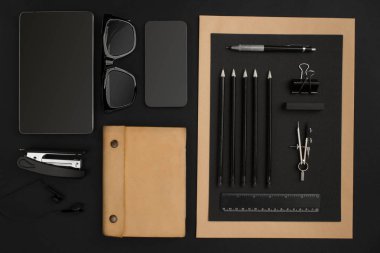 Office Masaüstü arka plan üzerinde siyah çeşitli nesnelerle