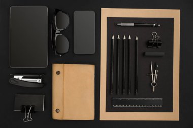 Office Masaüstü arka plan üzerinde siyah çeşitli nesnelerle
