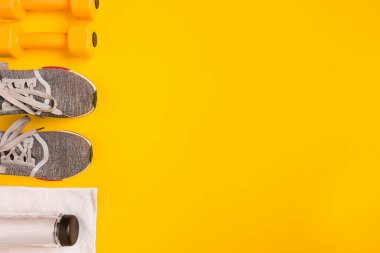 Kadın giyim, halter ve Sarı zemin üzerine su şişe ile sporcular ayarla