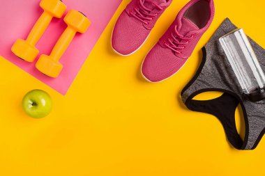 Kadın giyim, halter ve Sarı zemin üzerine su şişe ile sporcular ayarla