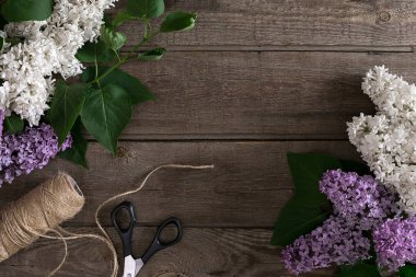 Leylak çiçeği mesaj tebrik için boş alanı rustik ahşap zemin üzerine. Üstten Görünüm