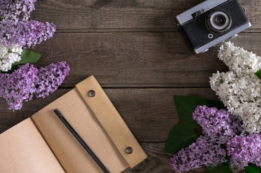 Leylak çiçeği mesaj tebrik için defter rustik ahşap zemin üzerine. Üstten Görünüm