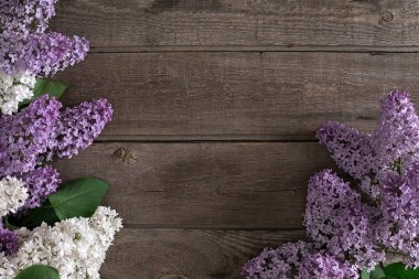 Leylak çiçeği mesaj tebrik için boş alanı rustik ahşap zemin üzerine. Üstten Görünüm