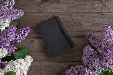 Leylak çiçeği mesaj tebrik için defter rustik ahşap zemin üzerine. Üstten Görünüm