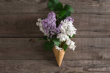 Leylak çiçeği mesaj tebrik için boş alanı rustik ahşap zemin üzerine. Üstten Görünüm