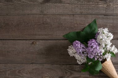 Leylak çiçeği mesaj tebrik için boş alanı rustik ahşap zemin üzerine. Üstten Görünüm