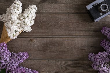 Leylak çiçeği mesaj tebrik için boş alanı rustik ahşap zemin üzerine. Üstten Görünüm