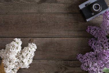 Leylak çiçeği mesaj tebrik için boş alanı rustik ahşap zemin üzerine. Üstten Görünüm