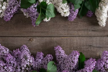 Leylak çiçeği mesaj tebrik için boş alanı rustik ahşap zemin üzerine. Üstten Görünüm