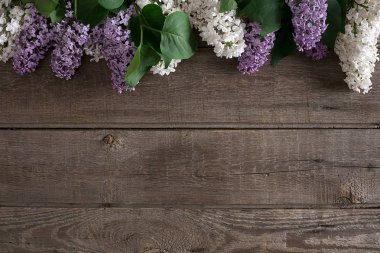 Leylak çiçeği mesaj tebrik için boş alanı rustik ahşap zemin üzerine. Üstten Görünüm