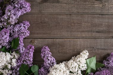 Leylak çiçeği mesaj tebrik için boş alanı rustik ahşap zemin üzerine. Üstten Görünüm