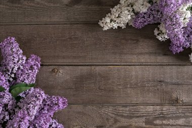 Leylak çiçeği mesaj tebrik için boş alanı rustik ahşap zemin üzerine. Üstten Görünüm