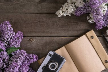 Leylak çiçeği mesaj tebrik için defter rustik ahşap zemin üzerine. Üstten Görünüm