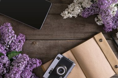 Leylak çiçeği mesaj tebrik için defter rustik ahşap zemin üzerine. Üstten Görünüm