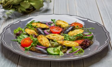 Taze sebze salatası, sağlıklı gıda, organik salatalık, midye, domates ve salata yaprakları