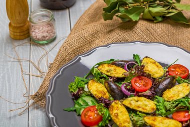 Taze sebze salatası, sağlıklı gıda, organik salatalık, midye, domates ve salata yaprakları