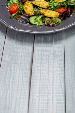 Taze sebze salatası, sağlıklı gıda, organik salatalık, midye, domates ve salata yaprakları