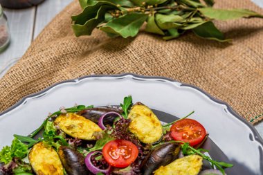 Taze sebze salatası, sağlıklı gıda, organik salatalık, midye, domates ve salata yaprakları