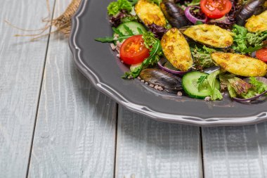 Lezzetli deniz ürünleri salatası sebze ve midye rustik tarzı ahşap tablo