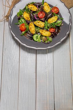 Lezzetli deniz ürünleri salatası sebze ve midye rustik tarzı ahşap tablo