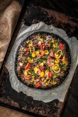 Siyah hamur ve pişirme bir tepsi fırından deniz ürünleri İtalyan pizza