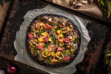 Siyah hamur ve pişirme bir tepsi fırından deniz ürünleri İtalyan pizza
