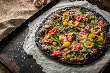Siyah hamur ve pişirme bir tepsi fırından deniz ürünleri İtalyan pizza