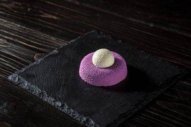 Dondurma ile mor kek. Buzlu tatlı tatlı