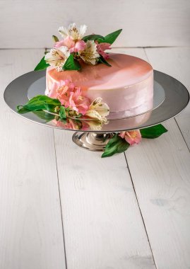 Çiçeklerle süslenmiş pasta