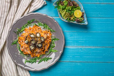 Makarna patlıcan, domates, peynir, roka, salata ile