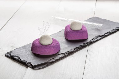 Dondurma ile mor kek. Buzlu tatlı tatlı