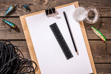 Ahşap arka planda balık tutmak için aksesuarlar. Üst görünüm