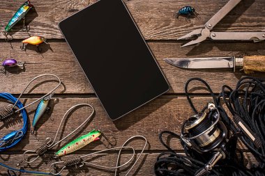 Ahşap arka planda balık tutmak için aksesuarlar. Üst görünüm