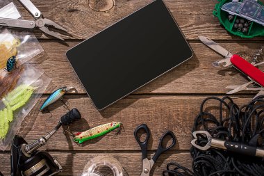 Olta, misina, iplik Balık tutma - kanca ve ahşap arka plan üzerinde lures.