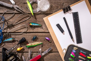 Ahşap arka planda balık tutmak için aksesuarlar. Üst görünüm