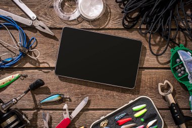 Ahşap arka planda balık tutmak için aksesuarlar. Üst görünüm