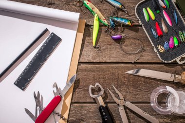 Olta, misina, iplik Balık tutma - kanca ve ahşap arka plan üzerinde lures.