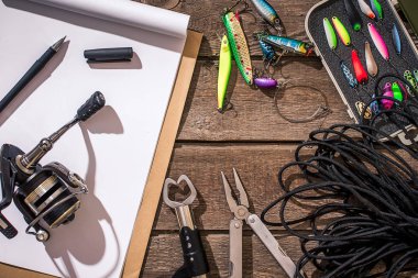 Olta, misina, iplik Balık tutma - kanca ve ahşap arka plan üzerinde lures.