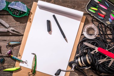 Ahşap arka planda balık tutmak için aksesuarlar. Üst görünüm