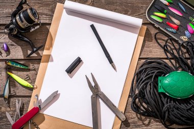 Ahşap arka planda balık tutmak için aksesuarlar. Üst görünüm