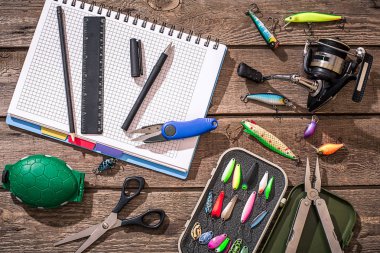 Ahşap arka planda balık tutmak için aksesuarlar. Üst görünüm