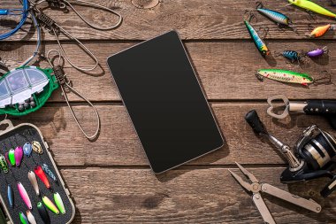Olta, misina, iplik Balık tutma - kanca ve ahşap arka plan üzerinde lures.