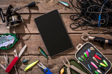 Olta, misina, iplik Balık tutma - kanca ve ahşap arka plan üzerinde lures.