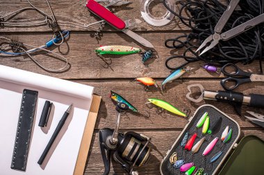 Olta, misina, iplik Balık tutma - kanca ve ahşap arka plan üzerinde lures.