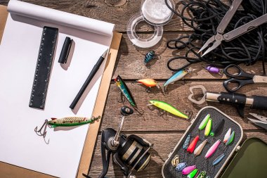 Ahşap arka planda balık tutmak için aksesuarlar. Üst görünüm